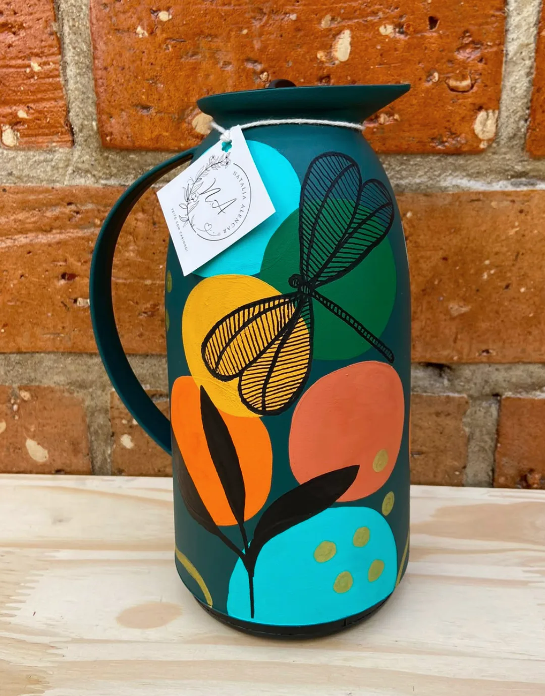 Moringa de barro pintada com libélula e formas orgânicas